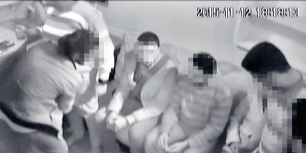 Sahte polisler sıraya sokup gasp etti