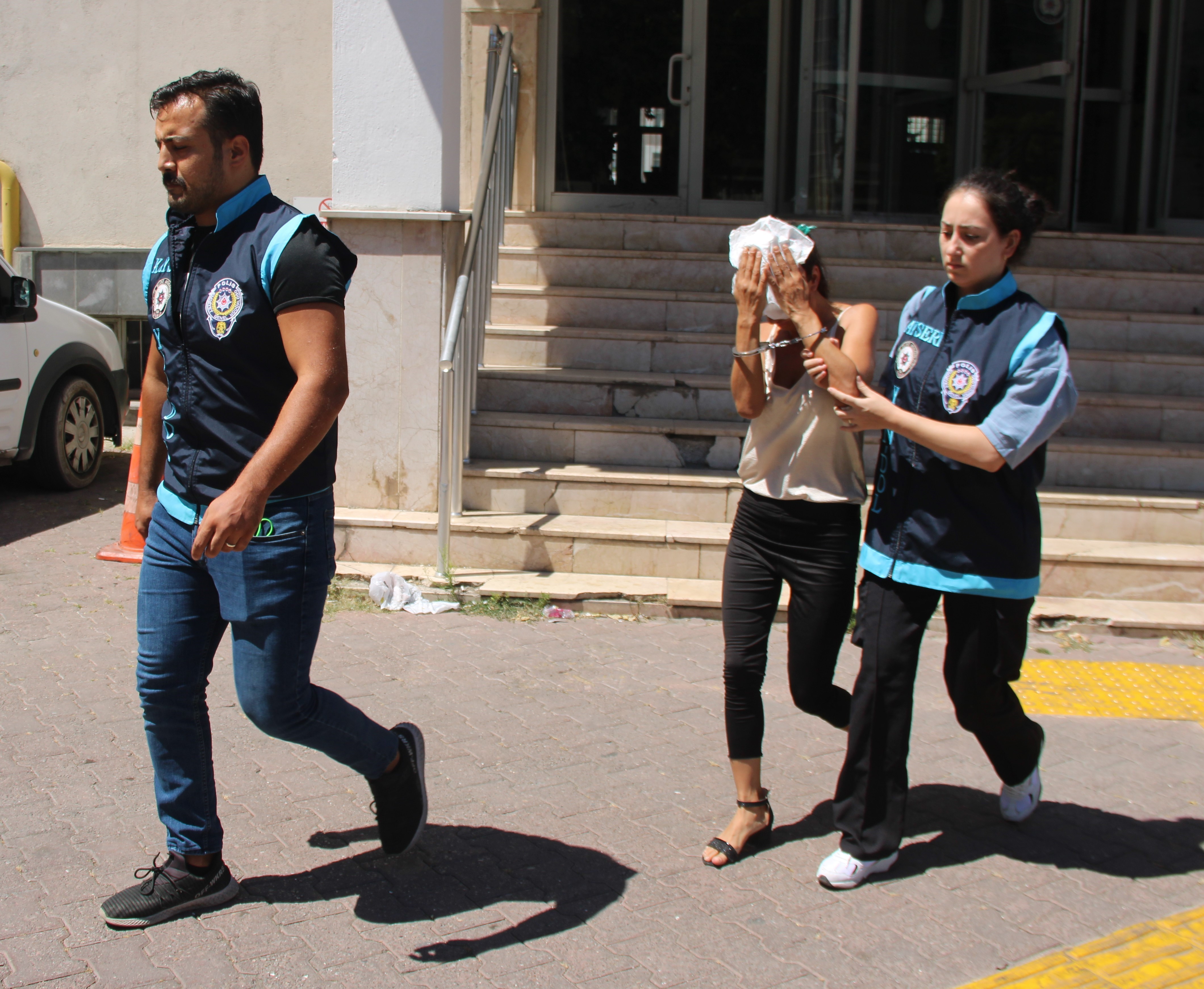 Sahtekar kadın yakayı ele verdi! İşte yakalanınca böyle suratını kapatırsın