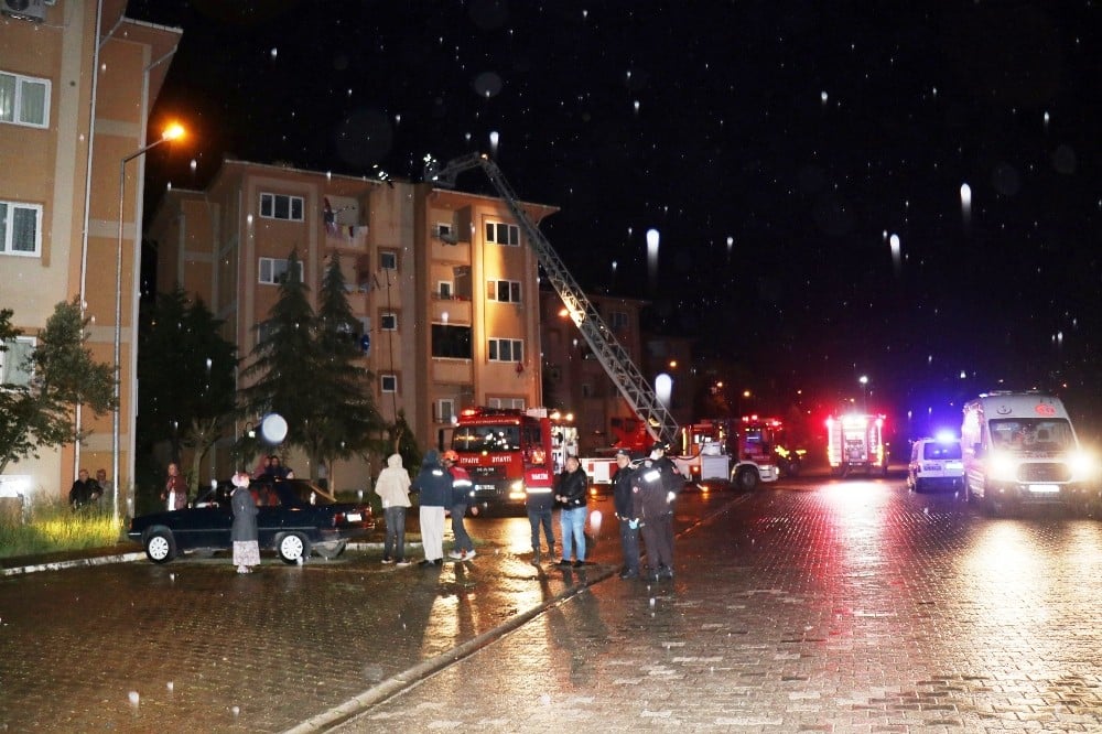 Sahurda çıkan yangın paniğe yol açtı 