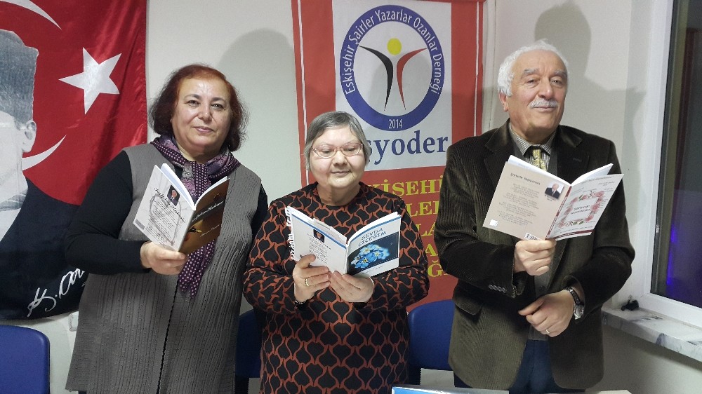 Şairler ve ozanlar, ‘sevgi ve saygı’ konulu şiirlerini okuyup türkülerini söylediler 