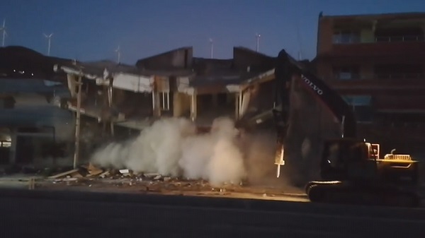 Şaka değil gerçek! 4 katlı bina korna sesiyle böyle yıkıldı