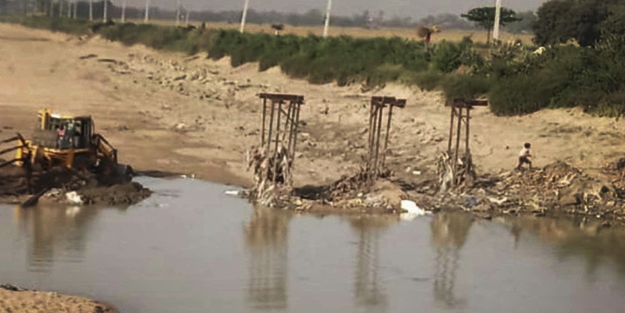 Şaka değil gerçek! 500 tonluk köprüyü çaldılar!