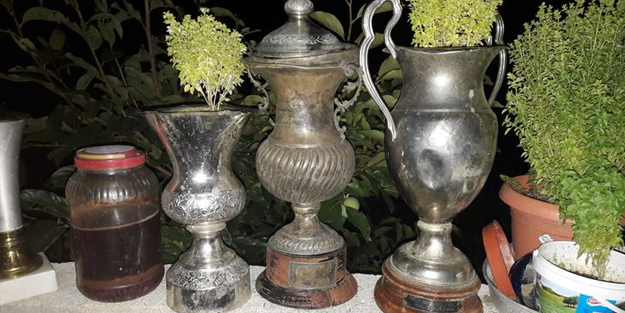 Şaka değil gerçek! Çöpe atılan kupalar yeniden müzeye kaldırılıyor