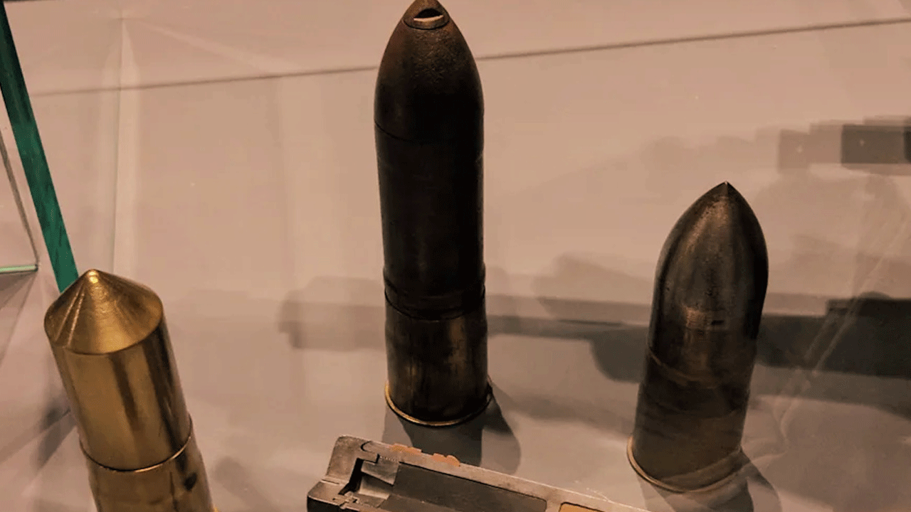 Şaka değil gerçek! Kalçasından 108 yıllık el bombası çıktı