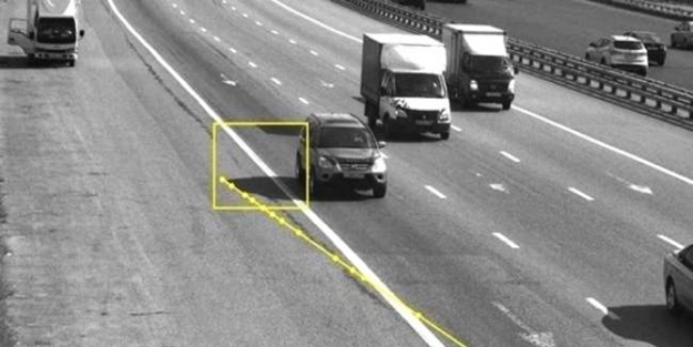 Aracın gölgesi emniyet şeridini geçti diye ceza yedi