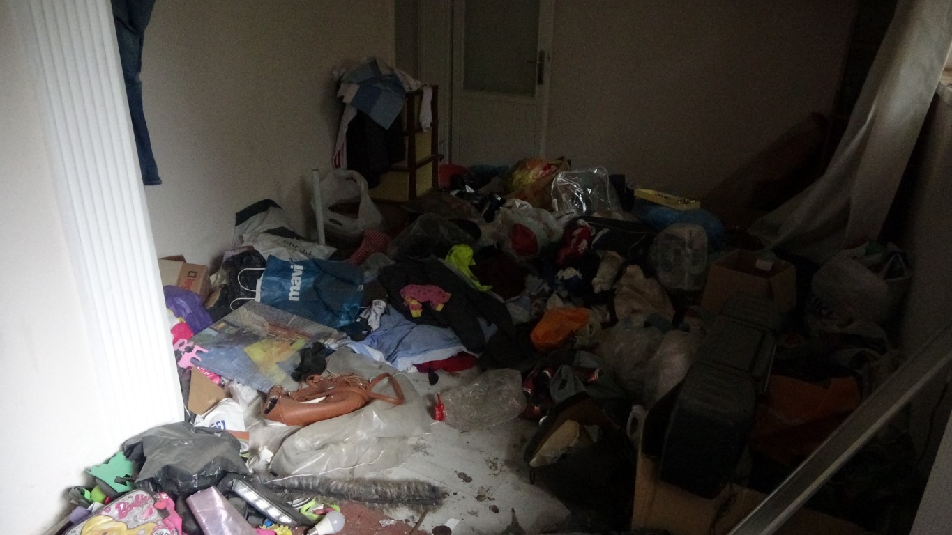 Şaka gibi olay! Evinden 2 kamyon çöp çıktı!