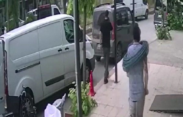 Şaka gibi olay! Yolda yürürken hayatının şokunu yaşadı