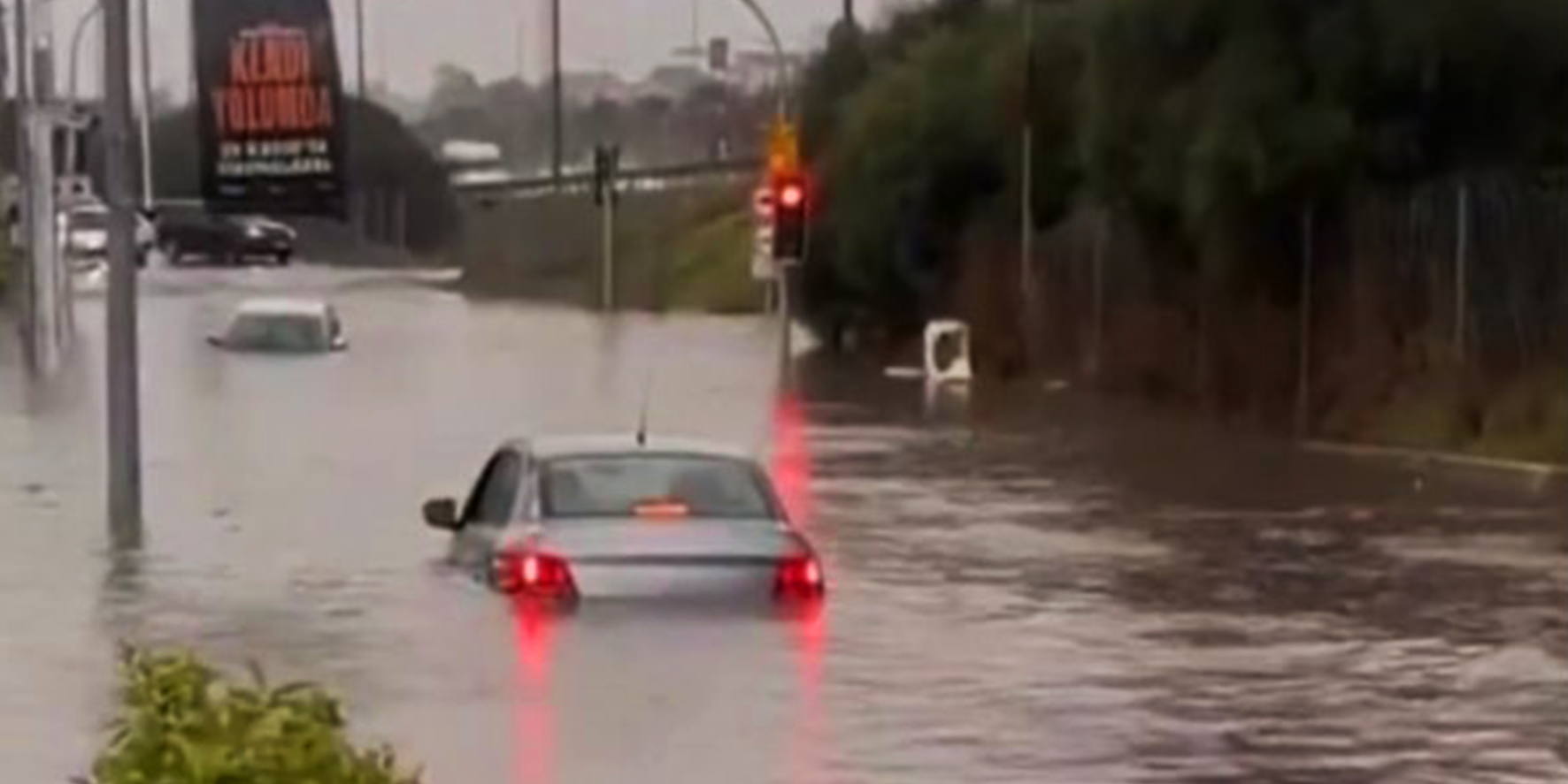 Şaka gibi! sular altında kalan İzmir'de İZSU'dan 'yağmur sınavını geçtik' açıklaması!