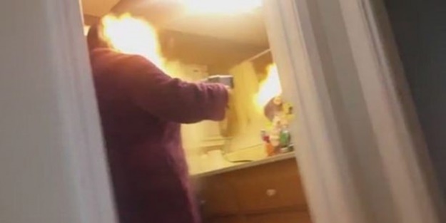 Şaka yaparken karısının yüzünü yaktı