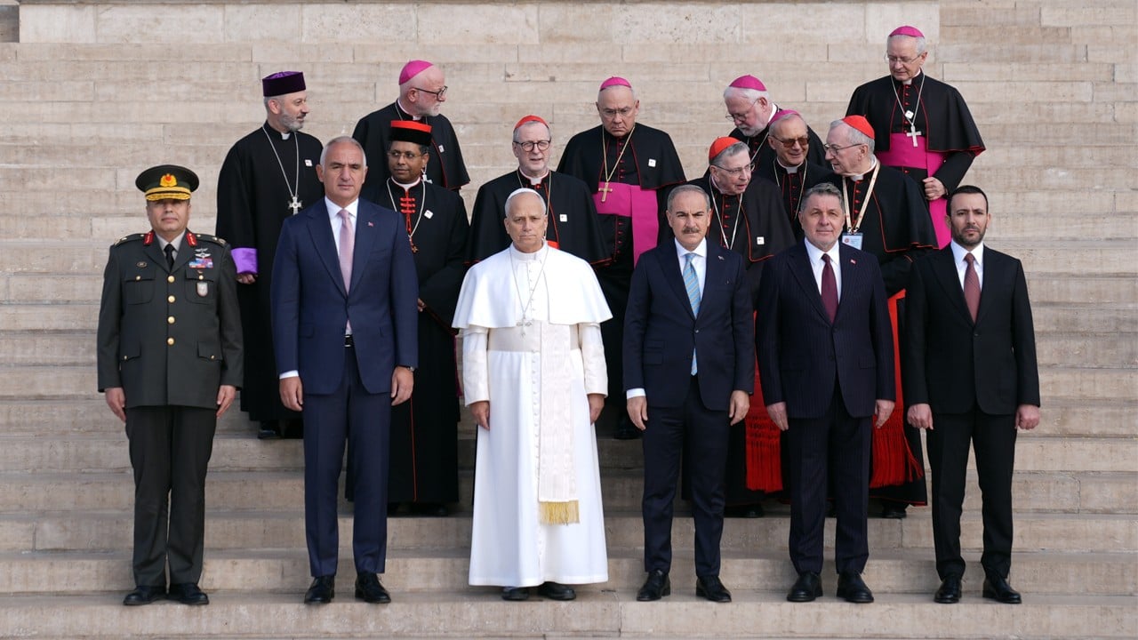 Sakallı, sarıklı ve cübbeli isimler giremezken… Anıtkabir’e Papa ve takkeli-cübbeli papazlar nasıl girebiliyor?
