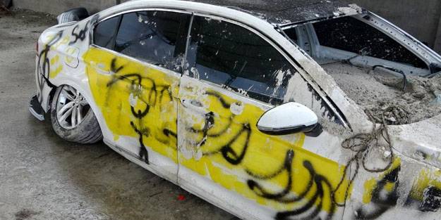 Şakanın dozunu kaçırıp 700 bin TL'lik otomobilin içine beton döktüler