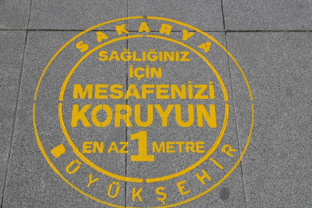 Sakarya Büyükşehir’den yollara çıkartmalı sosyal mesafe uyarısı 