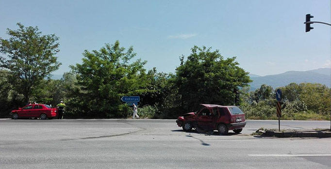 Sakarya D-100 Karayolu Esentepe kavşağında kaza: 3 yaralı