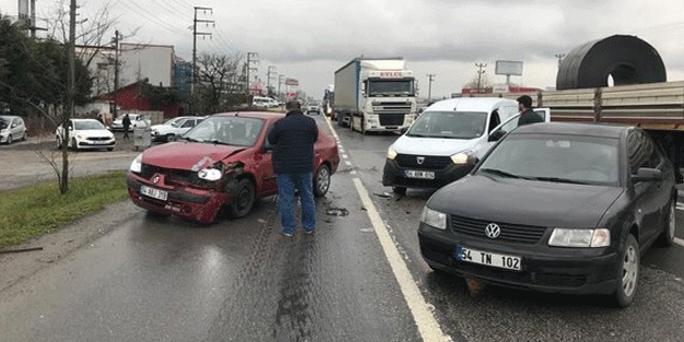 Sakarya D-100 karayolunda trafiği kilitleyen kaza