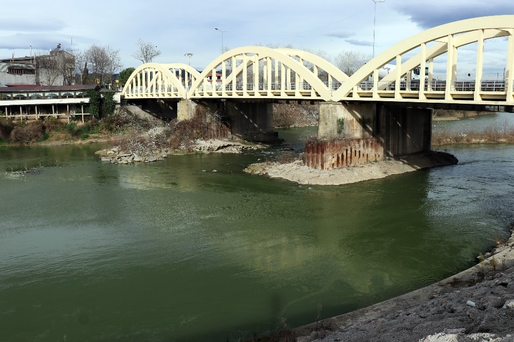 Sakarya Nehri her geçen gün daha da kirleniyor 