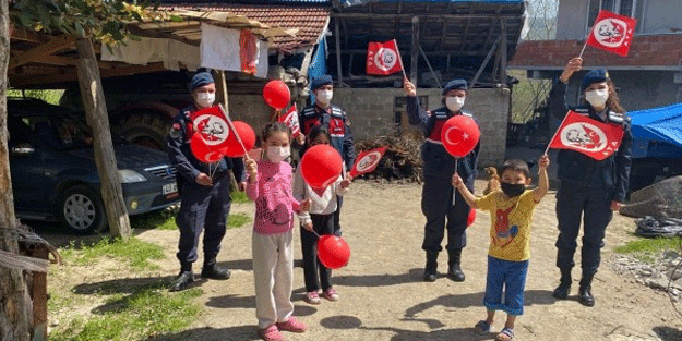Sakarya ve Bartın'da çocuklara balon, Türk bayrağı ve hediye dağıtıldı
