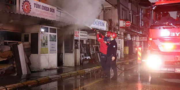 Sakarya’da 2 katlı ahşap evde yangın: Alevler geceyi aydınlattı