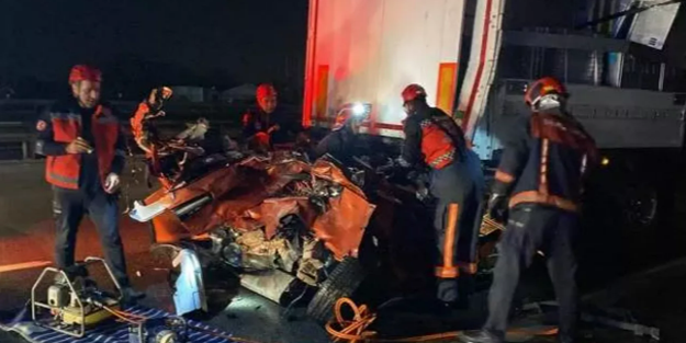 Sakarya'da 3 TIR, 1 otomobil çarpıştı: 1 ölü, 3 yaralı