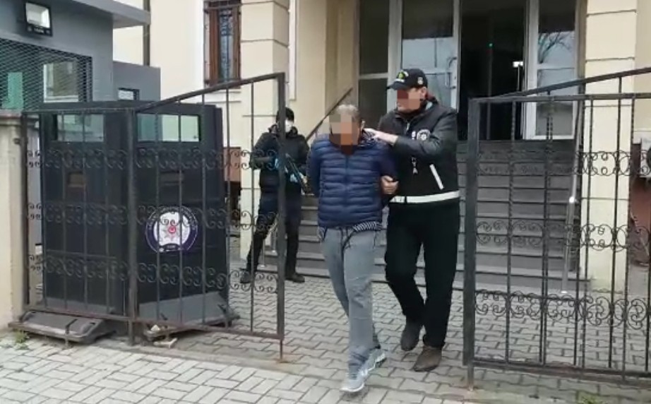 Sakarya’da 4 farklı iş yerinin camlarını kırarak hırsızlık gerçekleştiren şahıs tutuklandı 