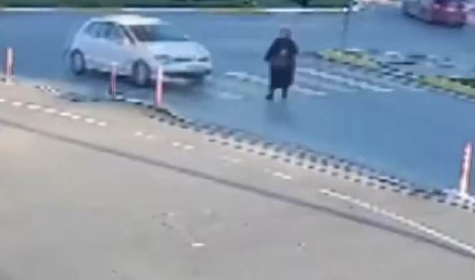 Sakarya’da akılalmaz olay! Araba çarpan kadına tekrar araba çarptı