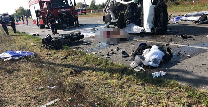 Sakarya'da araç motosikletli gruba çarptı: 8 kişi öldü