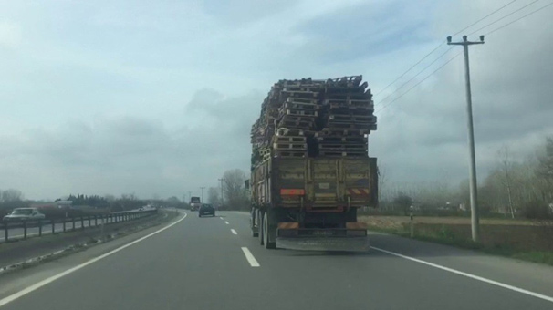 Sakarya’da aşırı palet yüklü kamyon trafikte tehlike oluşturdu