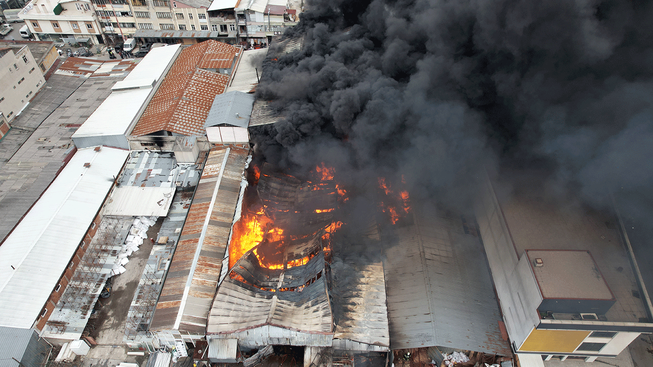 Sakarya’da atölye alevlere teslim! Yangın havadan görüntülendi