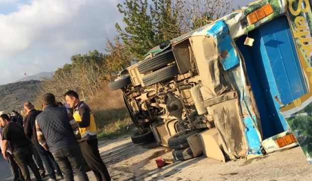 Sakarya'da belediye otobüsü ile otomobil çarpıştı: 4 kişi yaralı
