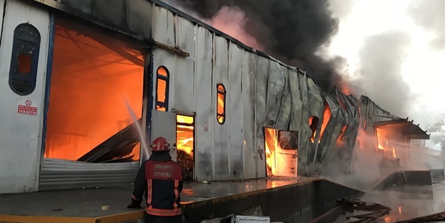 Sakarya'da bir fabrika cayır cayır yandı