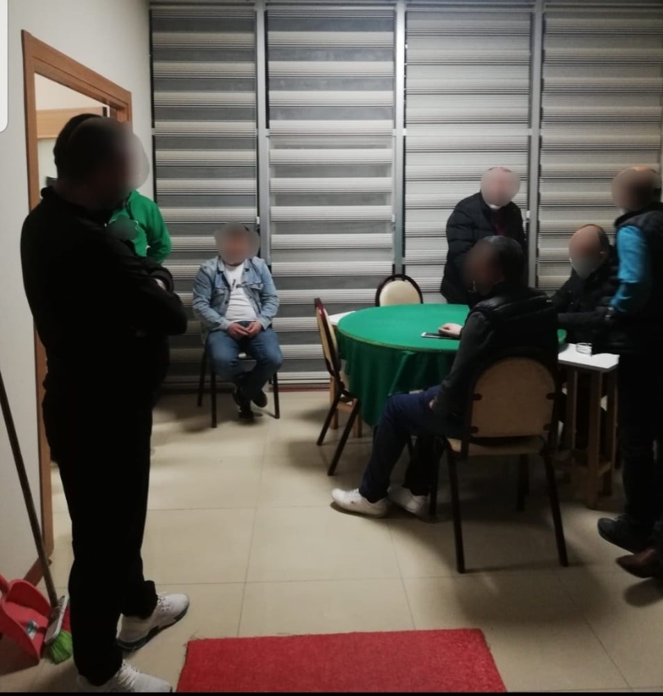 Sakarya’da boş bir evi kıraathaneye çevirip sosyal mesafeyi hiçe sayarak oyun oynadılar 
