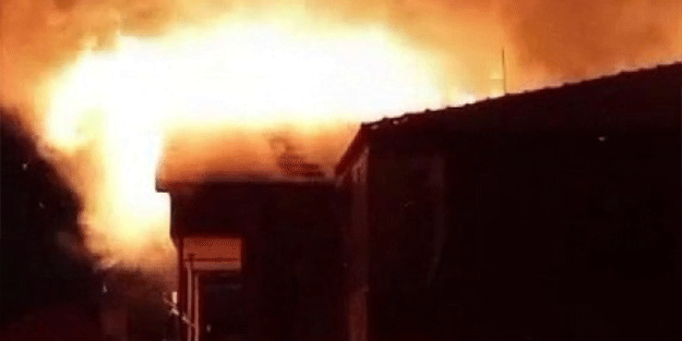 Sakarya’da çatı alevlere teslim oldu, o anlar kamerada