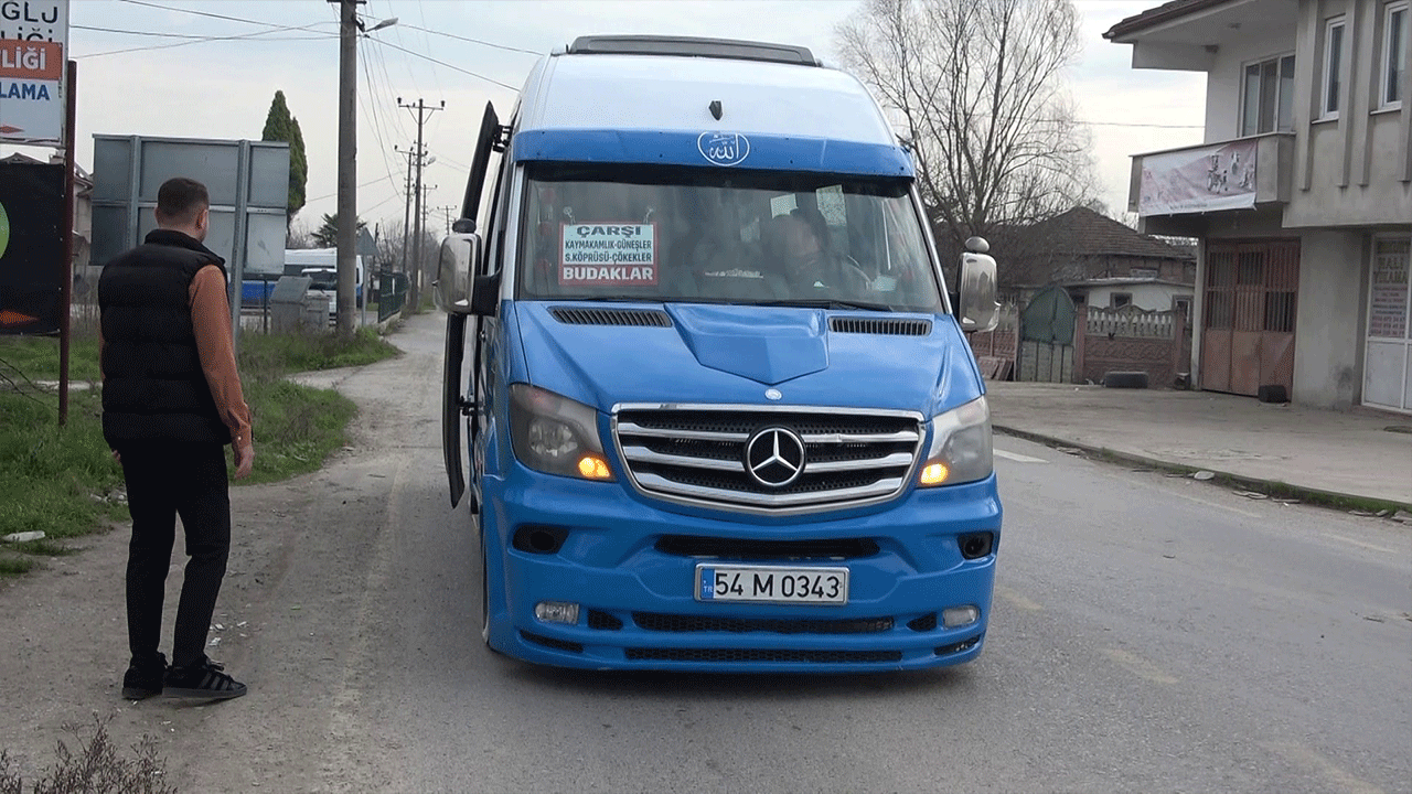 Sakarya’da direksiyon başında bir başarı hikayesi! 22 yaşındaki kadın dolmuş şoförü oldu