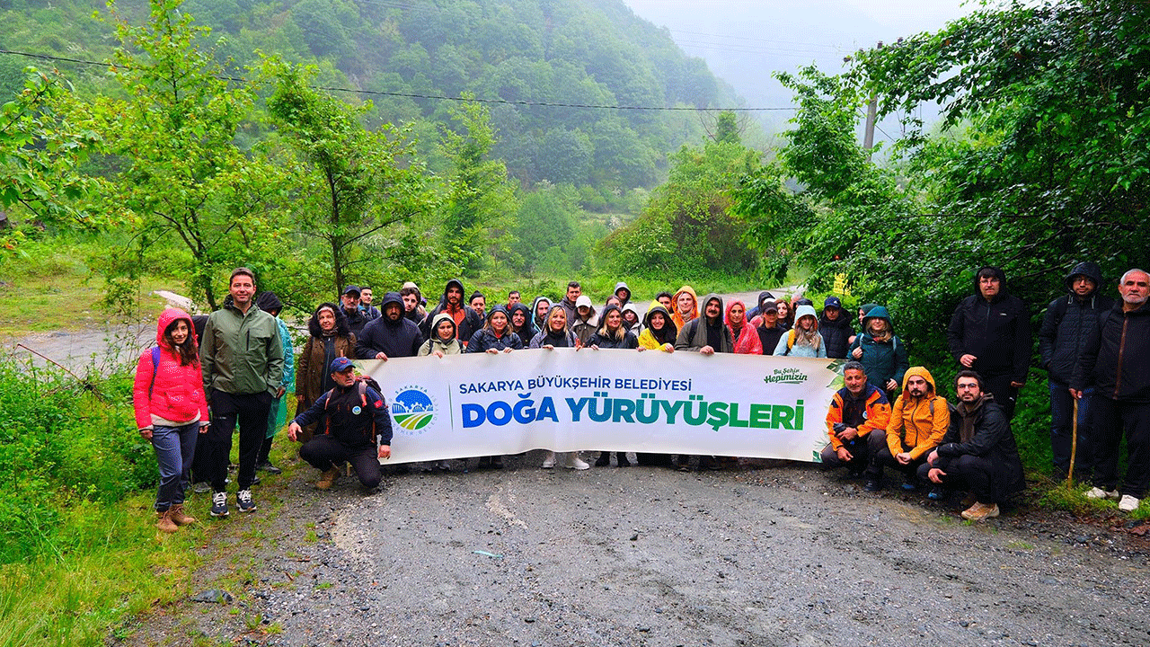 Sakarya’da doğa tutkunlarına zirve keyfi: Kılıçkaya Parkuru’nda yağmur altında yürüyüş