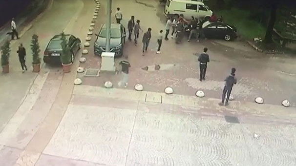Sakarya'da düğün salonu önünde silahlı çatışma! Yaralılar var