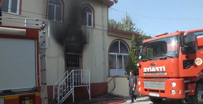 Sakarya'da elektrik kontağı camiyi yaktı