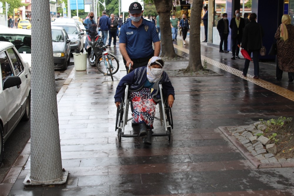 Sakarya’da engelli vatandaşa polis ekipleri yardım etti 