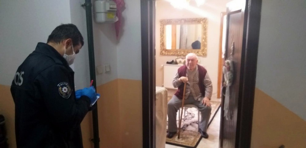 Sakarya’da evden çıkmaması istenen vatandaşın ihtiyaçlarını polis karşılıyor 