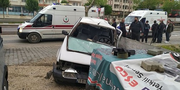 Sakarya'da feci kaza: 1 ölü, 3 yaralı