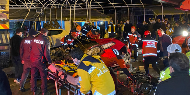 Feci kaza! Kamyon 2 aracın üzerine devrildi