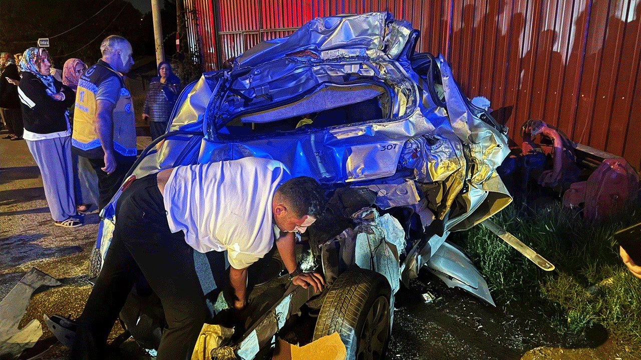 Sakarya’da Feci Kaza! Otomobil Kağıt Gibi Ezildi Ama Sürücü Yürüyerek Çıktı