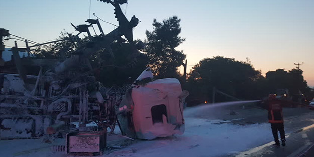 Sakarya'da feci kaza! Tanker ile arı yüklü kamyonet çarpıştı