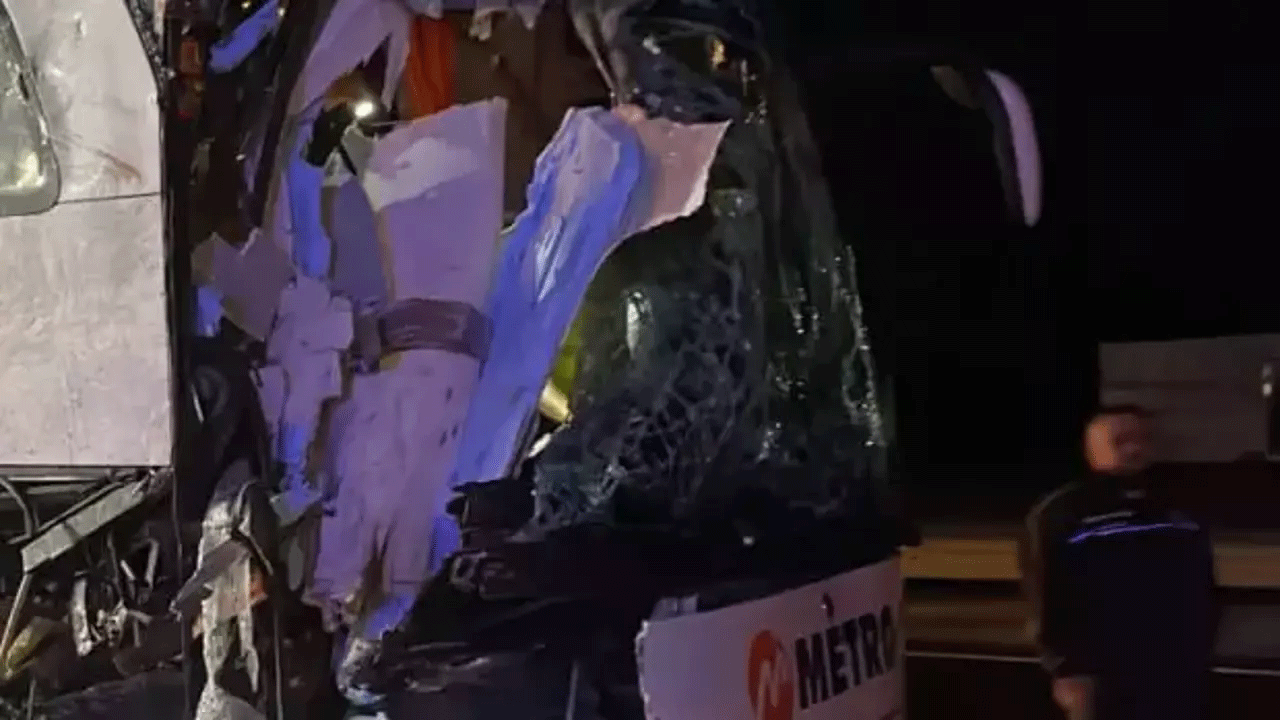 Sakarya'da feci kaza: Yolcu otobüsü tıra çarptı!