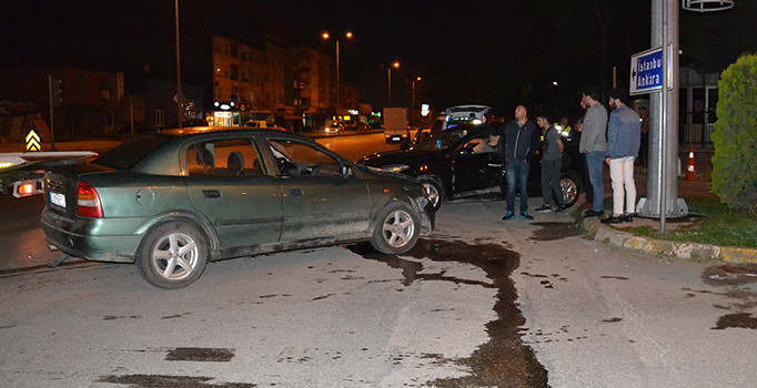 Sakarya'da iki otomobil çarpıştı: 4 kişi yaralı