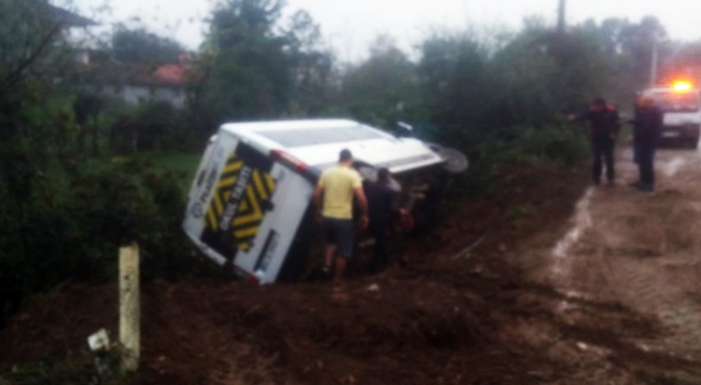 Sakarya'da işçi servisi şarampole devrildi, yaralılar var