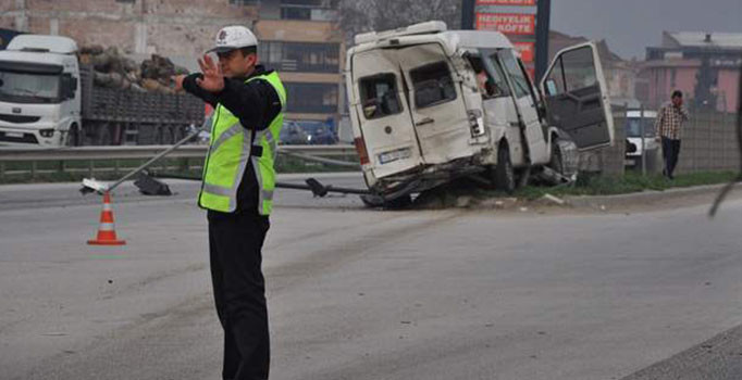 Sakarya'da işçi servisiyle iş makinesi çarpıştı: 6 yaralı