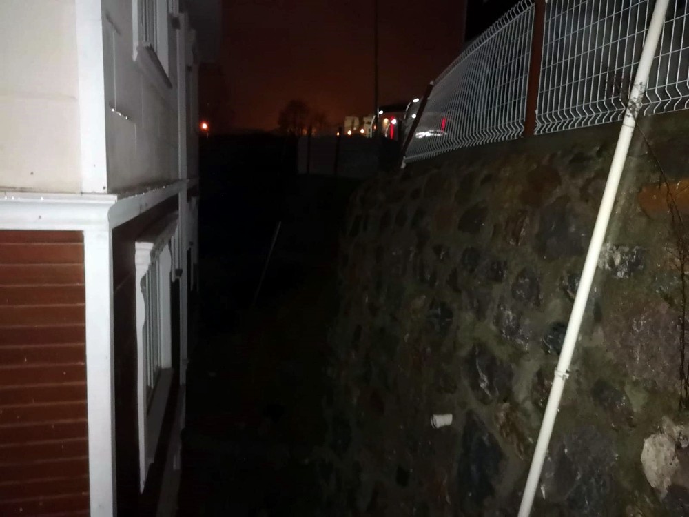 Sakarya’da istinat duvar çöktü: 1 yaralı, 2 bina tahliye edildi 