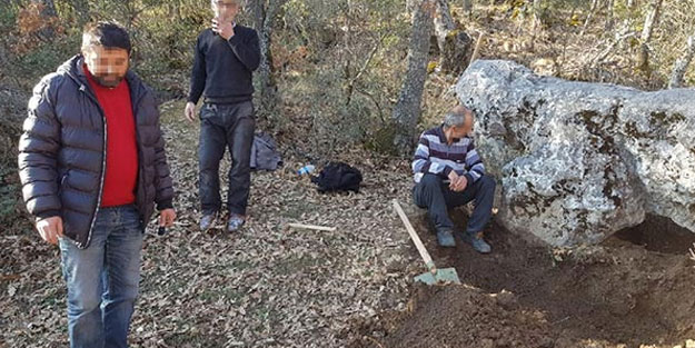 Sakarya'da kaçak defineciler suçüstü enselendi