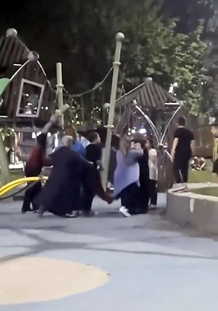 Sakarya'da koca kadınlar parkta birbirine girdi! Sebebi ise...