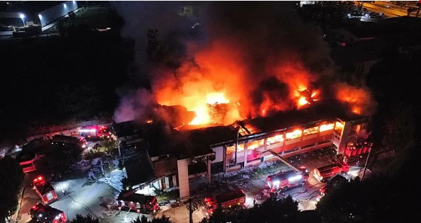 Sakarya'da korku dolu dakikalar! Kozmetik fabrikasında yangın
