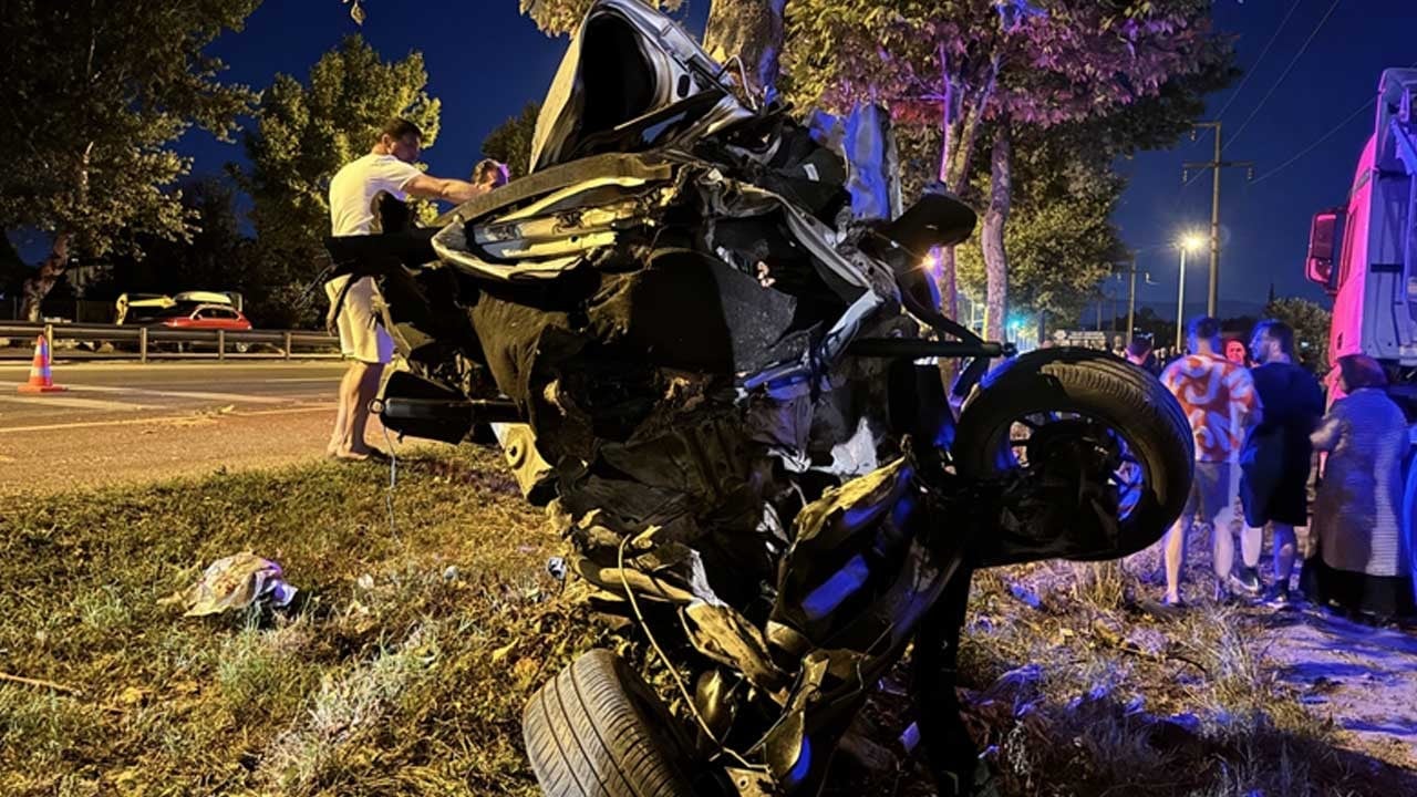 Sakarya’da korkunç kaza: Ağaca çarpan otomobil iki parçaya ayrıldı
